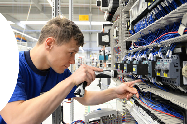 Techniker während des Schaltschrankbau