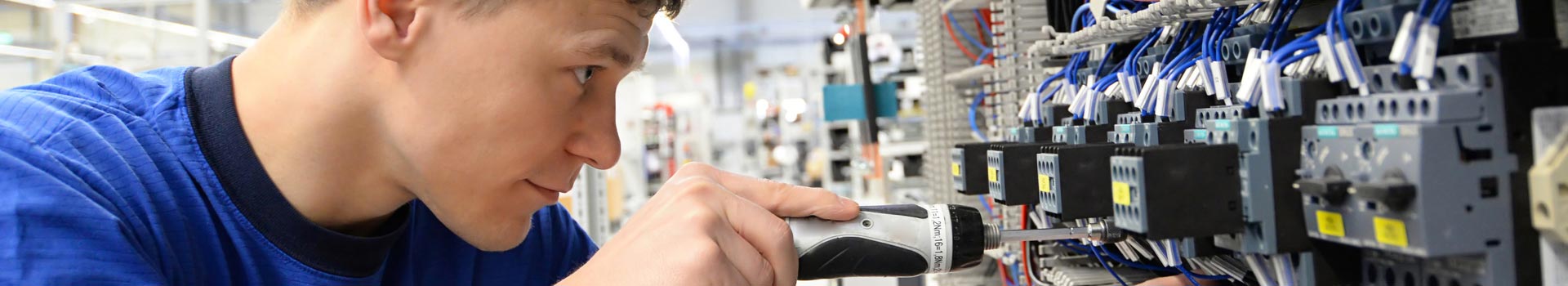 Techniker während des Schaltschrankbau